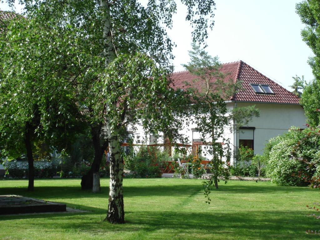 Roza Hotel Es Apartmanhaz Esztergom Exterior photo