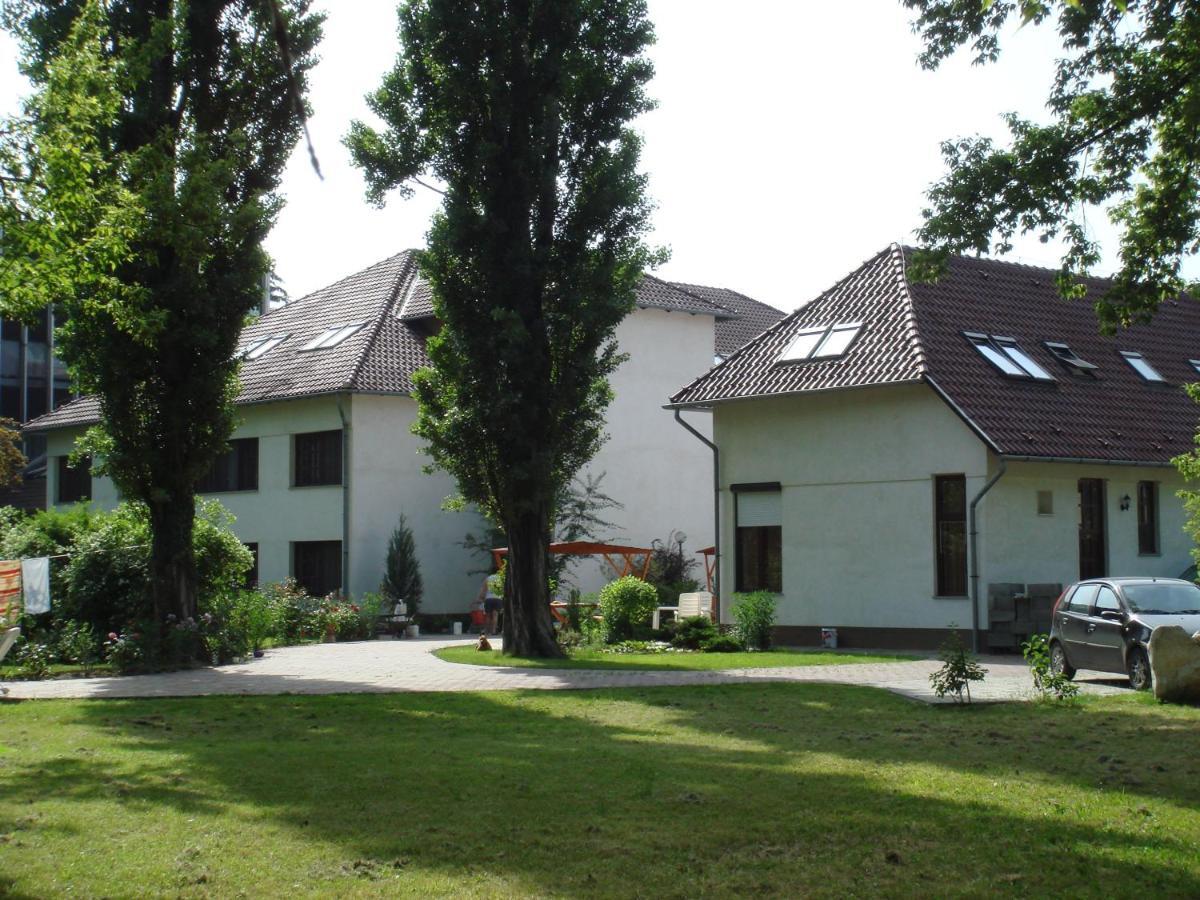 Roza Hotel Es Apartmanhaz Esztergom Exterior photo