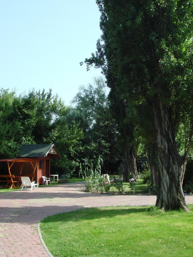 Roza Hotel Es Apartmanhaz Esztergom Exterior photo