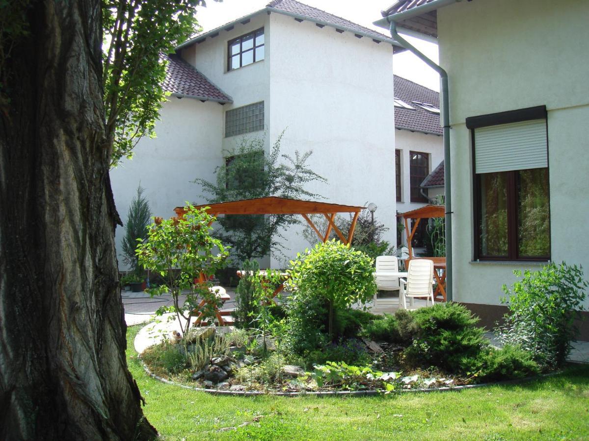 Roza Hotel Es Apartmanhaz Esztergom Exterior photo