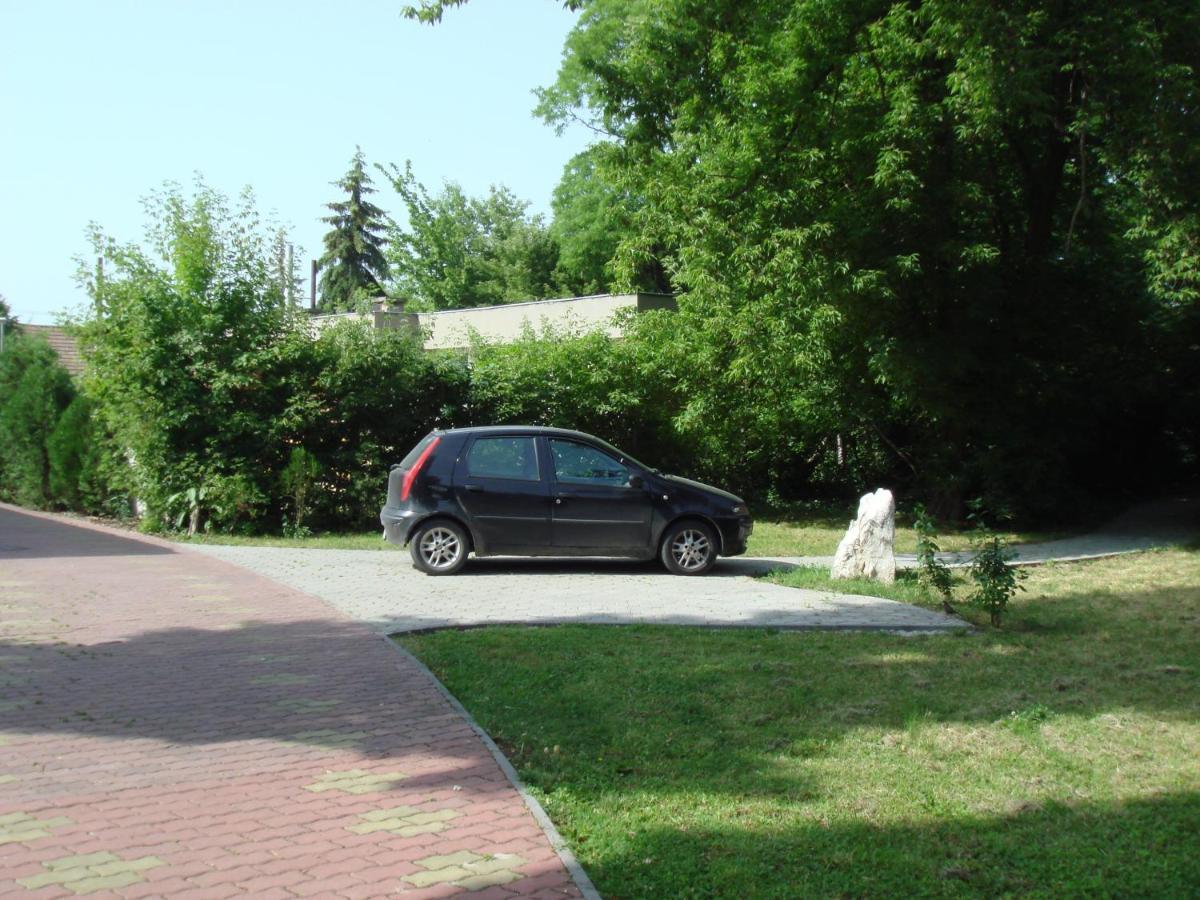 Roza Hotel Es Apartmanhaz Esztergom Exterior photo